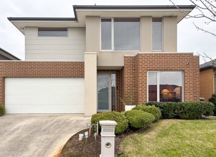 facade garage driveway