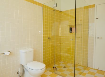 Flynn, Yamba_YellowBathroom_002