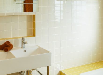 Flynn, Yamba_YellowBathroom_006