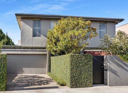 facade garage driveway