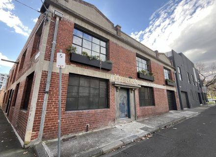 facade garage driveway